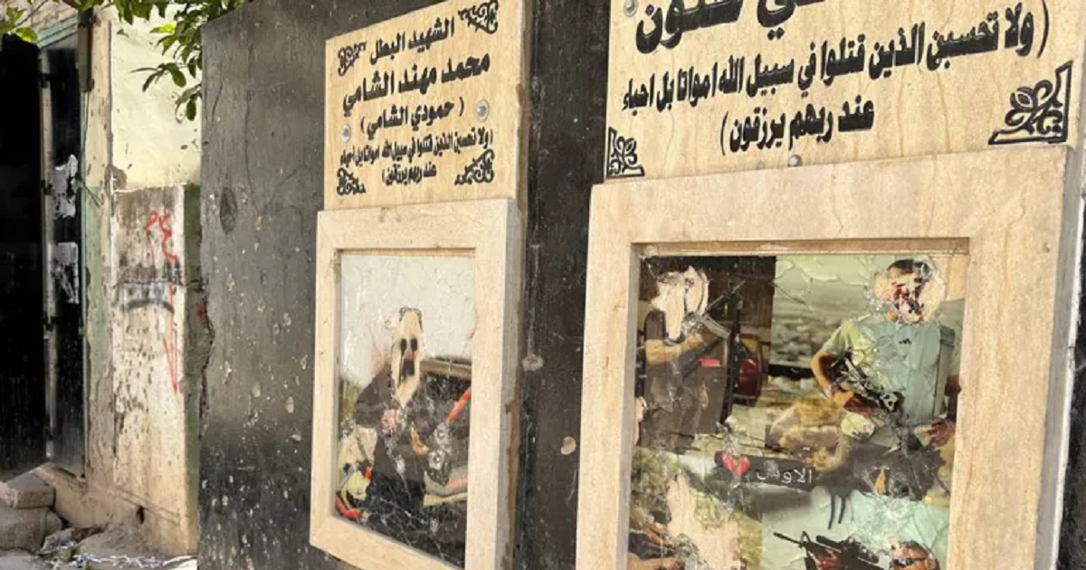 جنين : جيش الاحتلال يهدم نصباً تذكارياً ويزيل صور الشهداء
